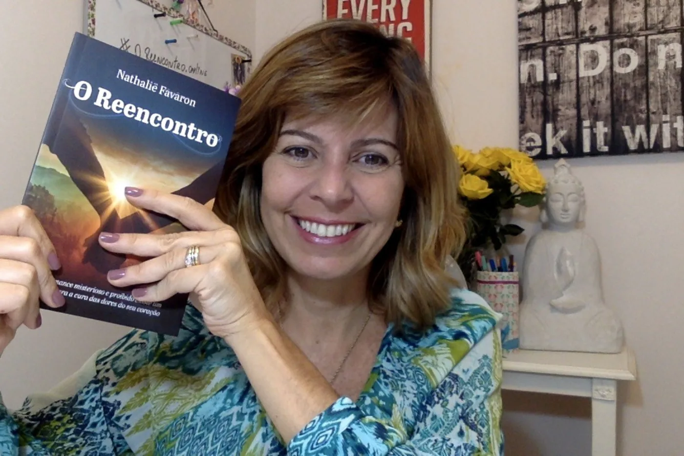 Nathalie Favaron segurando um exemplar de O Reencontro